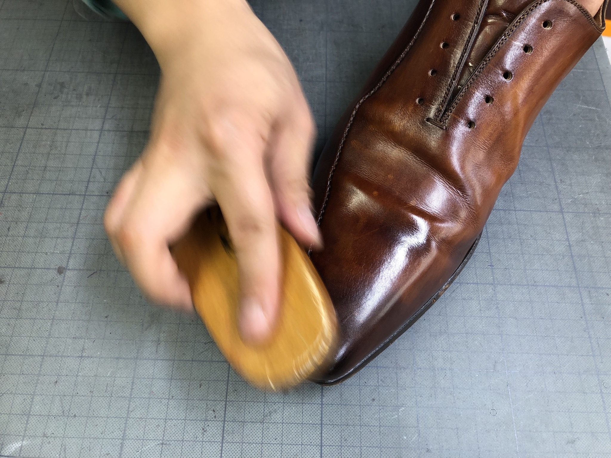 革靴のケアの仕方【コロニルとコロンブスの仕上がりの違い】