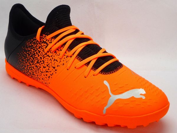 PUMAの新しい到着靴です。軽くてカッコイイサッカーの靴だと言われています。 PUMAの新しい到着靴です。軽くてカッコイイサッカーの靴だと言
