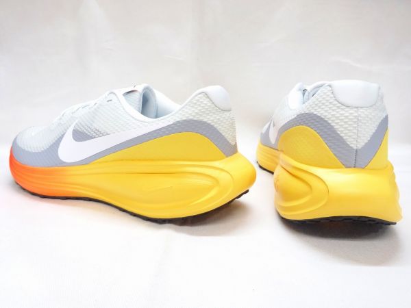 ナイキ レボリューション 8 HJ9198-104