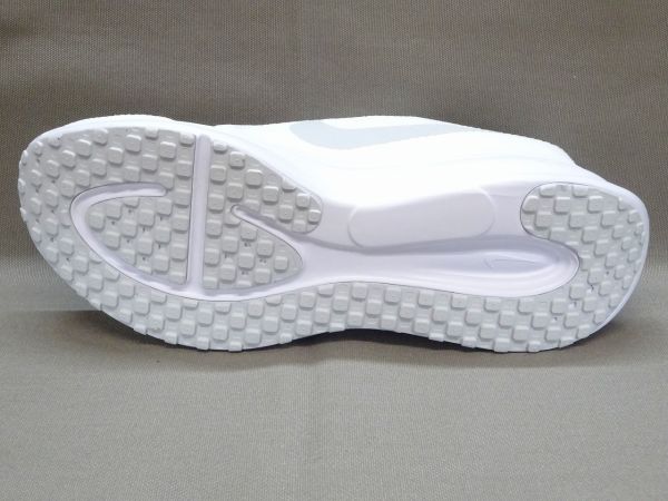 ナイキ レボリューション 8 HJ9198-100